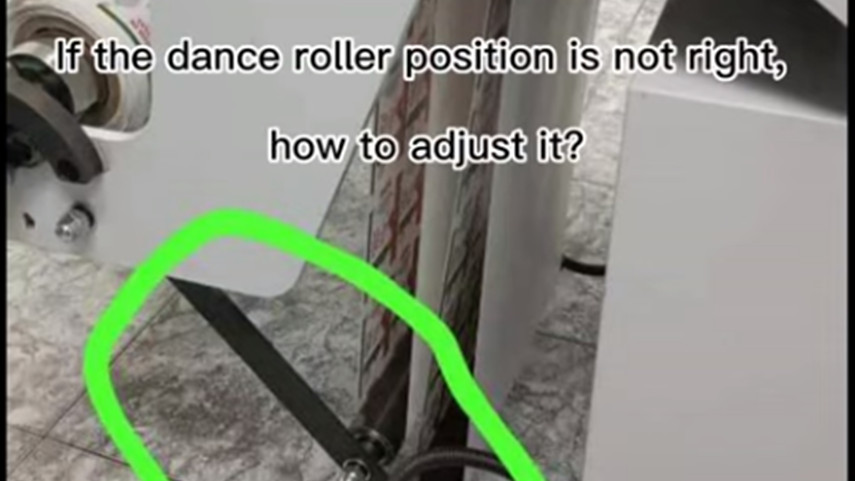 Si la posición del rodillo de baile no es correcta, ¿cómo se puede ajustar?