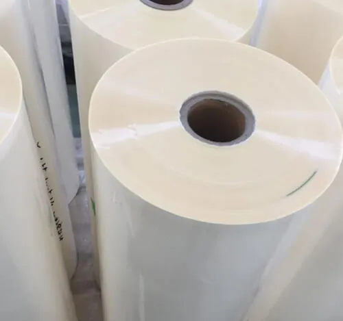 ¿Por qué aparecen muchas burbujas después de laminar la película?