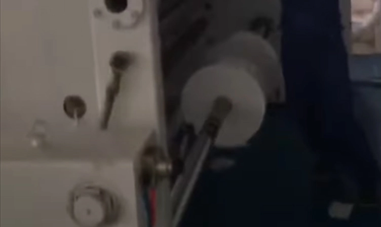 ¿Cómo empaquetamos el producto terminado en una máquina de corte y corte?