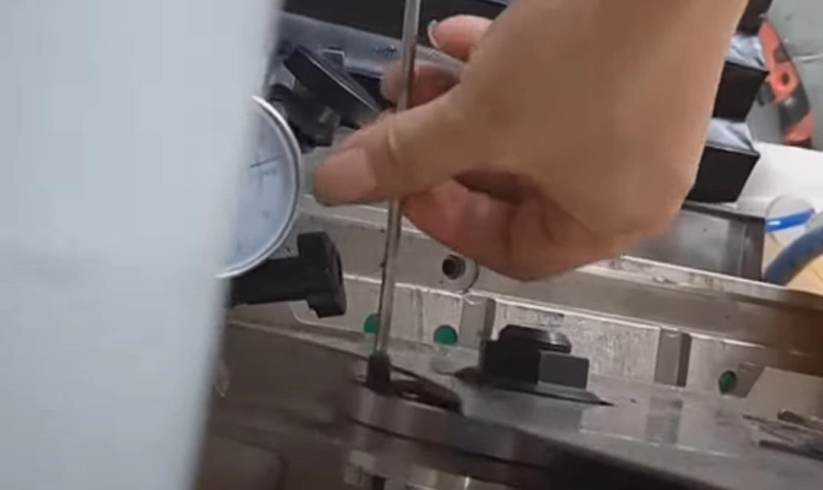 ¿Cómo Ajustar la cuchilla para la máquina de corte de registro de cinta? Paso 2