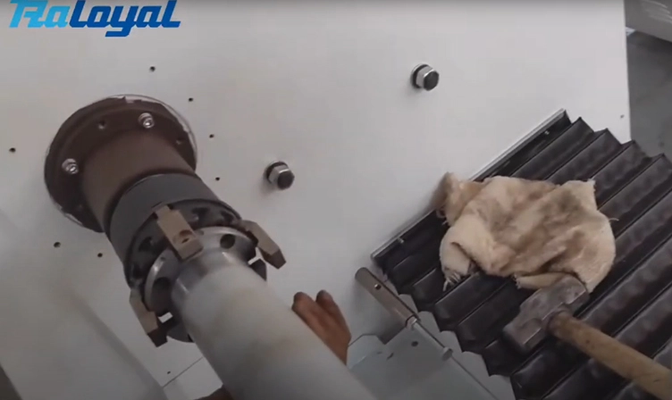 ¿Cómo cambiar el eje de la máquina de la tiradora de registro de cinta?