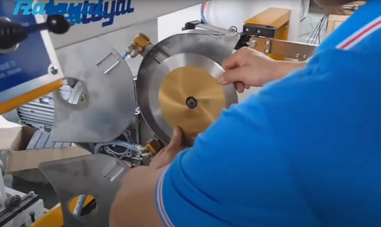 ¿Cómo instalar la cuchilla para la máquina de corte de registro de cinta?