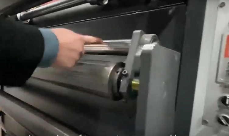 La alimentación material de la máquina de corte de papel A4 Part4