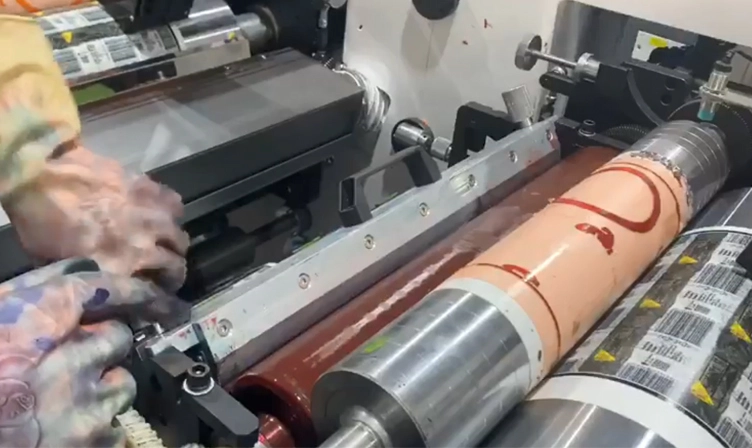 Cómo quitar e instalar el cilindro de impresión, el cilindro Anilox y el contenedor de tinta