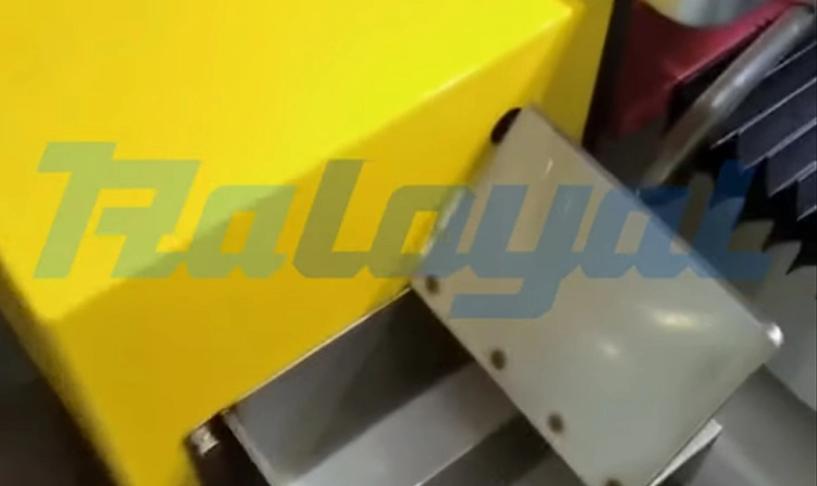 ¿La máquina de corte de rollo de registro de cinta Lubrica la cuchilla de qué manera?