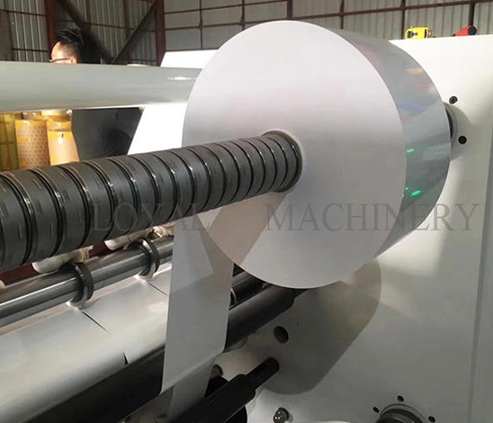 Característica de la máquina de corte HCH3-1700 de alta velocidad con desenrollado sin eje