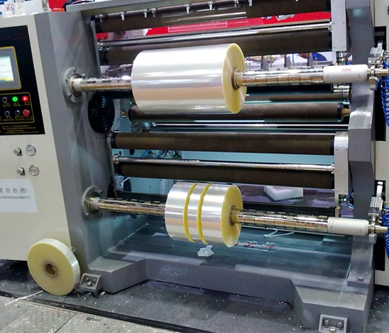 Característica de la máquina de corte de película de embalaje flexible de alta velocidad LYS-S1300/1600