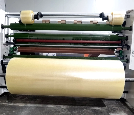 Característica de la máquina de rebobinado de cinta BOPP LY-1300/1600B