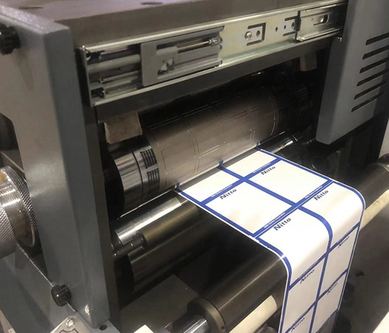 Característica de LY-RS350 máquina de corte semirotativa