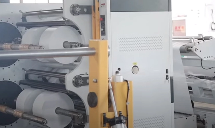 Máquina de rebobinado sin parar torreta de cuatro ejes