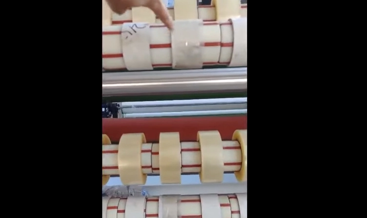 Ajuste la cinta y el tubo de papel perfectamente de la máquina de rebobinado de cinta BOPP