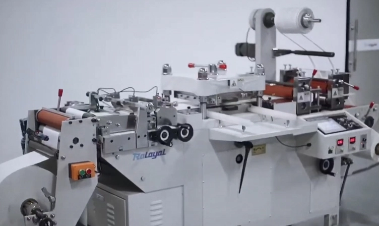 Máquina de corte de cama plana con etiqueta impresa en blanco