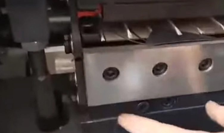 Cómo ajustar el cuchillo de corte de la máquina de corte transversal