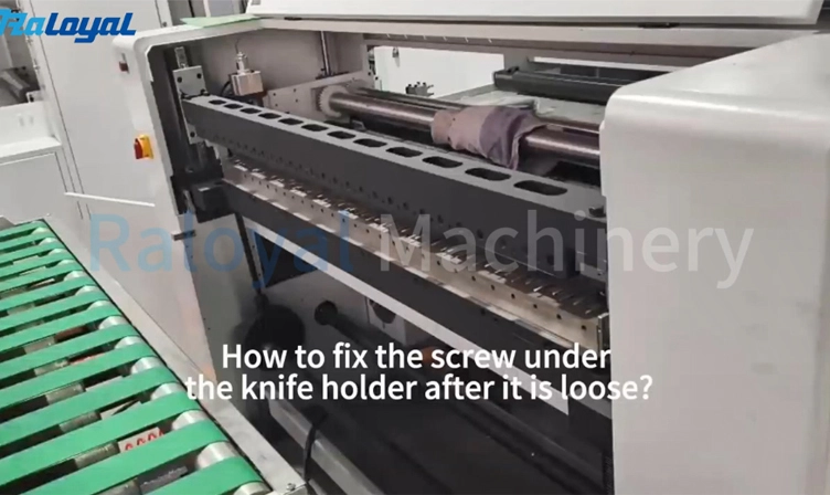 Cómo arreglar tornillos sueltos debajo del soporte del cuchillo de la máquina de corte transversal de papel A4