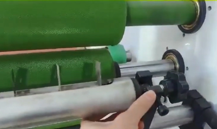 Ajuste de cinta y tubo de papel de la máquina de rebobinado de cinta BOPP