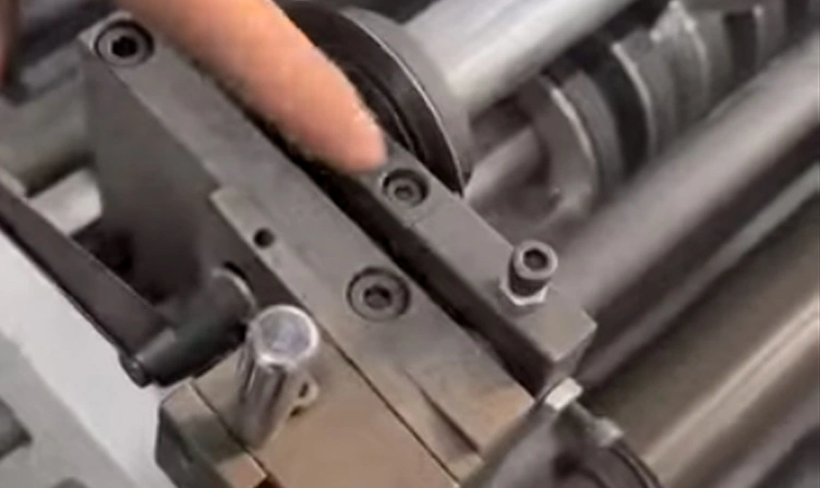 Cómo quitar el cuchillo superior de la máquina de corte rotatoria
