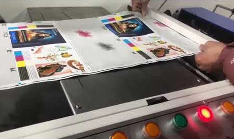 ¿Cómo enroscar el material en la máquina de inspección y corte de etiquetas?