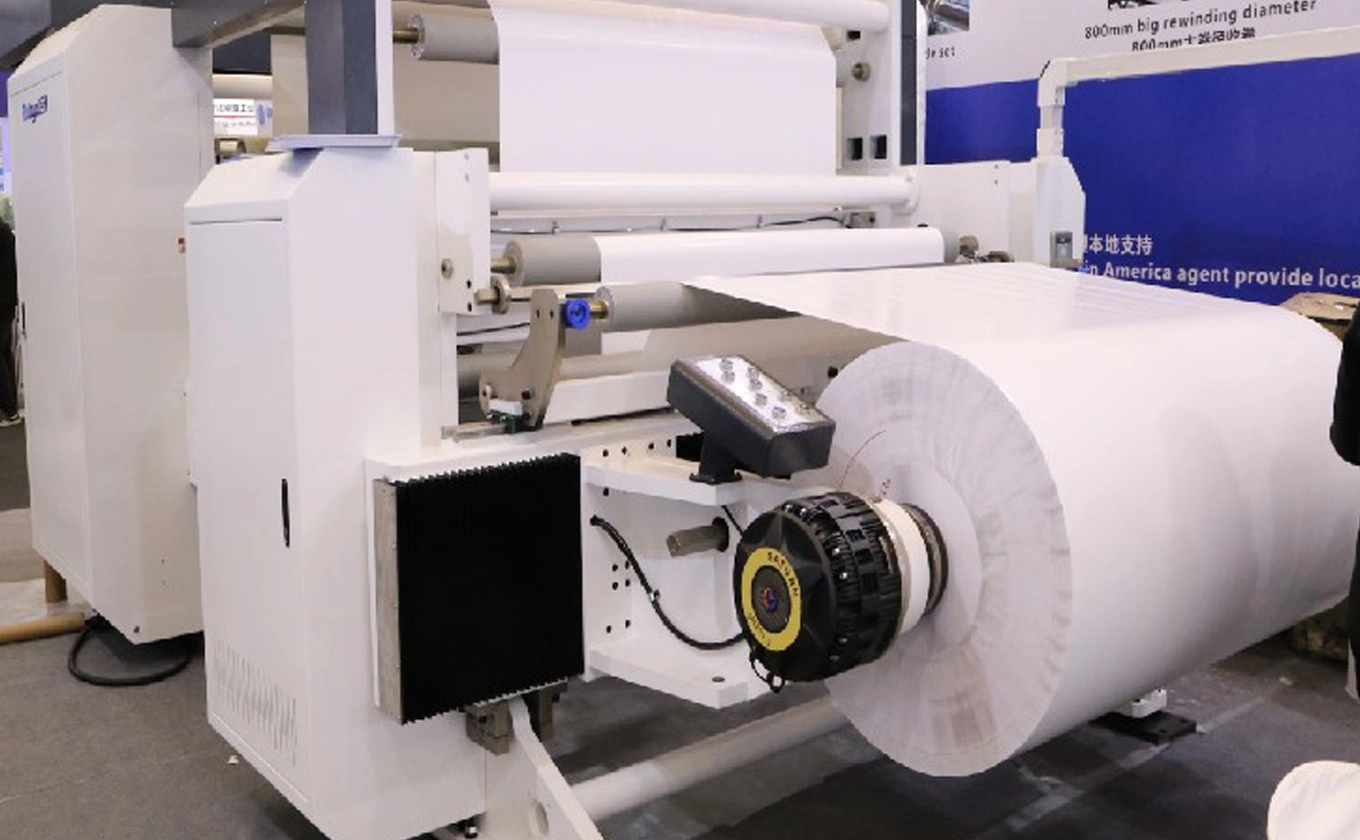 Aplicación de la máquina de rebobinado sin parar de torreta de cuatro ejes de HCS4-1300/1600