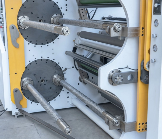 Característica de la máquina de rebobinado sin parar de torreta de cuatro ejes de HCS4-1300/1600