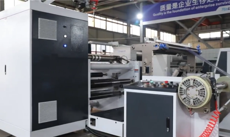 Máquina cortadora y rebobinadora de superficie con diámetro de rebobinado de 800 mm y eje de fricción