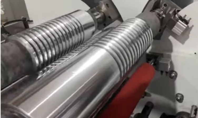 Máquina cortadora de alta precisión de láminas de aluminio/cobre para electrodos de baterías de litio